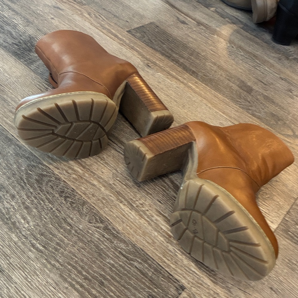 B by Born Cognac Leather Western Side Zip 4”Sole Lug Heel Booties Eu Sz. 34 US 4 - Picture 3 of 5